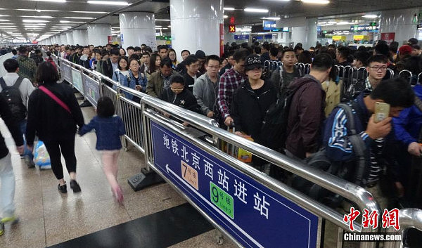 北京迎国庆返程最高峰 地铁候乘队伍超300米(组图) - 4