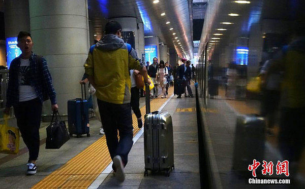 北京迎国庆返程最高峰 地铁候乘队伍超300米(组图) - 5