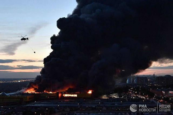 莫斯科郊外一市场突发火灾 面积达5.5万平方米(组图) - 1