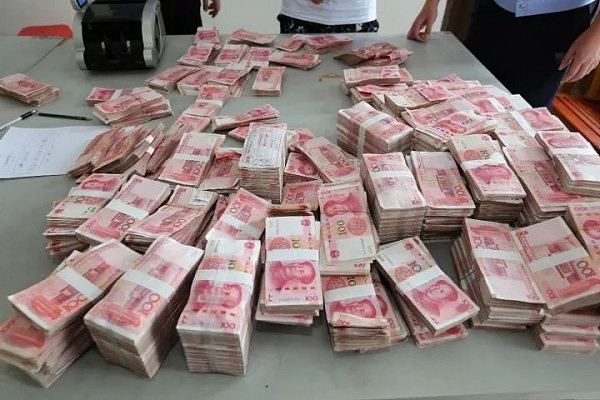 玛莎拉蒂内250万现金被盗 嫌犯竟是车主侄子(组图) - 1