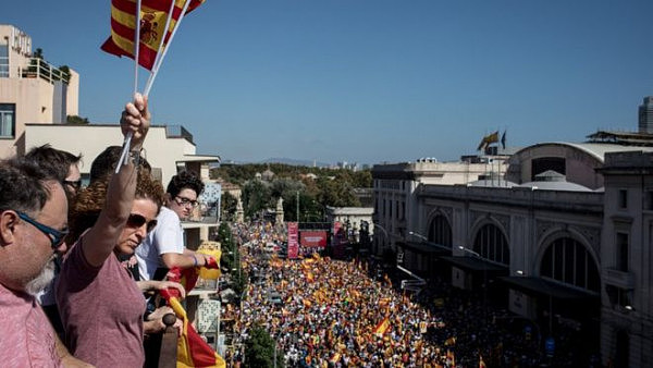 至少35万人在加泰隆尼亚首府巴塞隆那参加反对脱离西班牙独立游行。