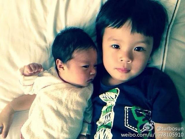 晓明Baby结婚两周年纪念日小海绵抢镜！邓超孙俪儿子正面照曝光