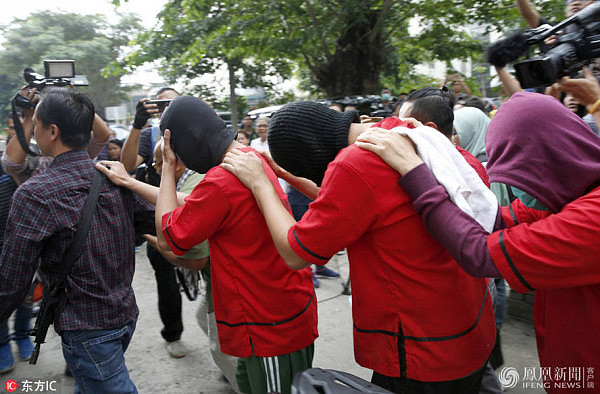 印尼51名同性恋者在桑拿房举办派对后被捕(组图) - 1