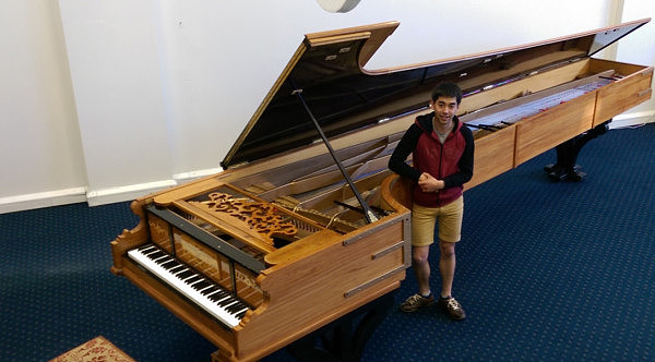 新西兰男子造世界最大钢琴 长5.7米重1吨多（组图） - 1