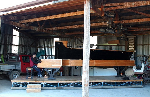 新西兰男子造世界最大钢琴 长5.7米重1吨多（组图） - 2