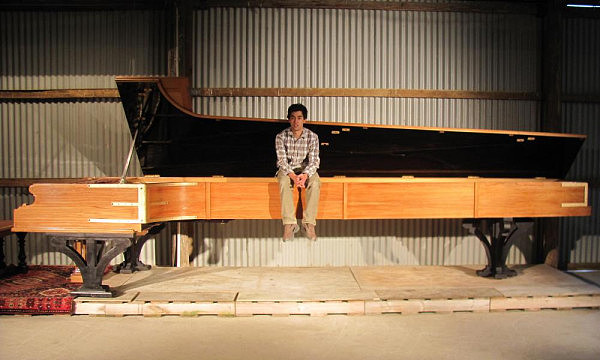 新西兰男子造世界最大钢琴 长5.7米重1吨多（组图） - 4