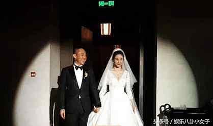 50岁侯勇与小20岁妻子今日北京大婚，这是他的第三次婚礼