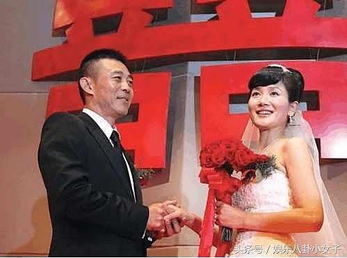 50岁侯勇与小20岁妻子今日北京大婚，这是他的第三次婚礼