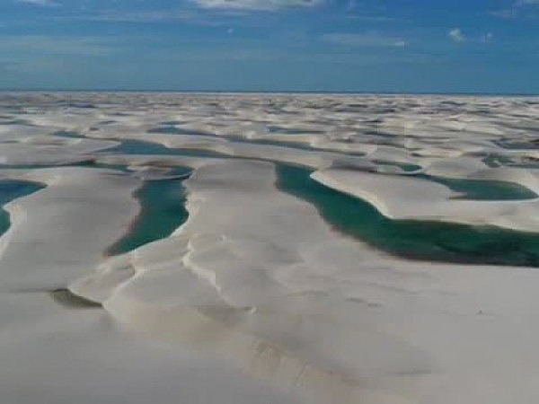 巴西沙漠中凭空出现成千上万个湖 有人游泳(组图) - 1