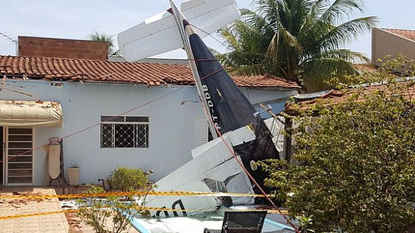 飞来横祸！飞机在后院坠毁致3人遇难豪宅被毁（组图） - 2
