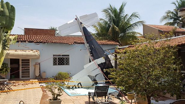 飞来横祸！飞机在后院坠毁致3人遇难豪宅被毁（组图） - 3