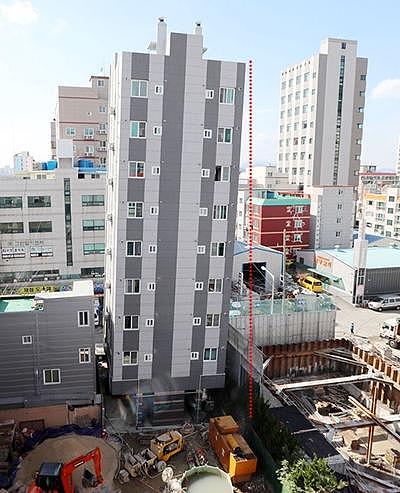 韩国“楼歪歪”9层楼一个月歪了一米多，引居民恐慌（组图） - 1