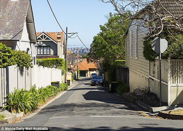 453FF79F00000578-4972488-Neighbours_told_Daily_Mail_Australia_the_two_men_fled_down_an_al-a-8_1507788522405.jpg,0