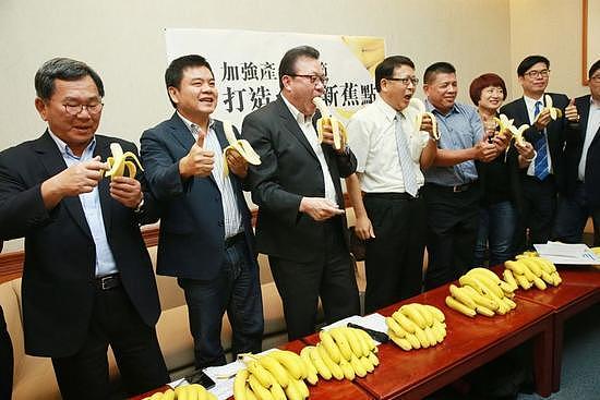 台湾香蕉滞销价格低迷 台军为救市连吃两月(组图) - 3