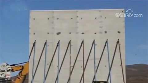 美墨边境样板墙：最高达9米 抗锤砸防挖隧道（组图） - 1
