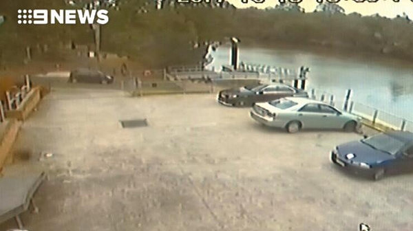 悉尼女子疑似吸毒后驾车冲入河中 多名警员联手将其救起（视频） - 1