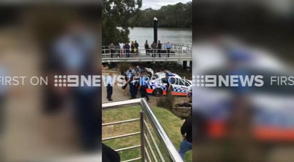 悉尼女子疑似吸毒后驾车冲入河中 多名警员联手将其救起（视频） - 3