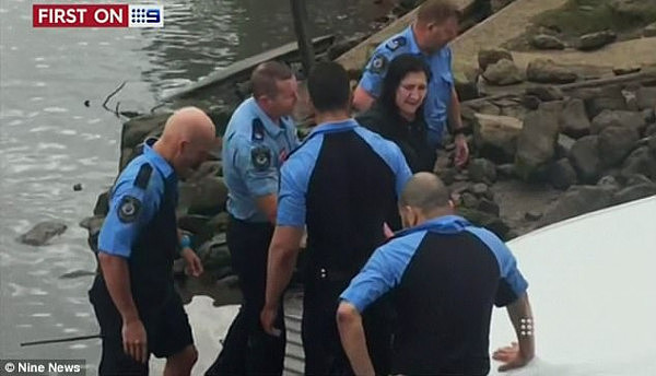 悉尼女子疑似吸毒后驾车冲入河中 多名警员联手将其救起（视频） - 4