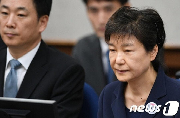 朴槿惠律师团提出辞职，不满法院延长羁押期限判决，法院：请你们慎重考虑 - 1