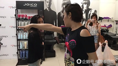 中国美女主播在泰国洗头不付钱，被人妖老板痛骂（组图） - 3
