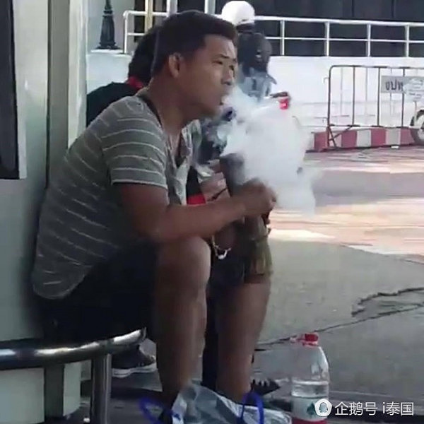 中国游客在泰国机场吸水烟 被误认为吸毒（组图） - 1