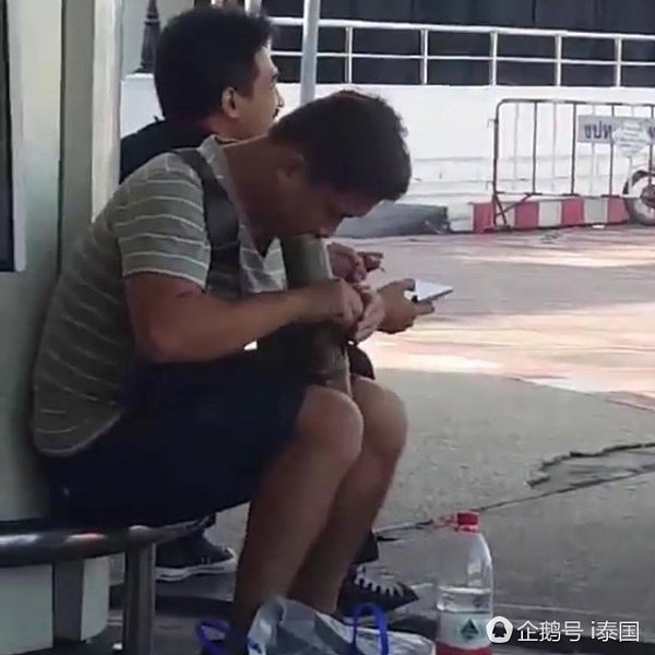 中国游客在泰国机场吸水烟 被误认为吸毒（组图） - 3