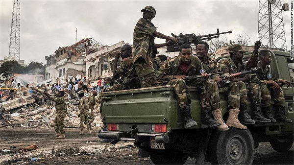 索马里汽车炸弹袭击已致230人死，爆炸前部队正在街上追弹药车（组图） - 1