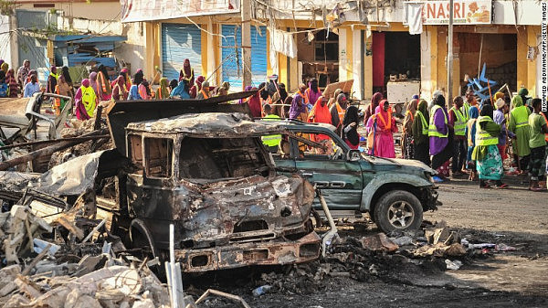 索马里汽车炸弹袭击已致230人死，爆炸前部队正在街上追弹药车（组图） - 2