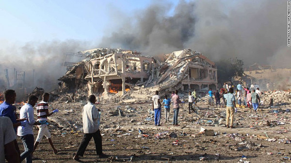 索马里汽车炸弹袭击已致230人死，爆炸前部队正在街上追弹药车（组图） - 3