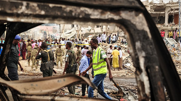 索马里汽车炸弹袭击已致230人死，爆炸前部队正在街上追弹药车（组图） - 4
