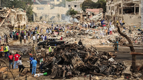 索马里汽车炸弹袭击已致230人死，爆炸前部队正在街上追弹药车（组图） - 7