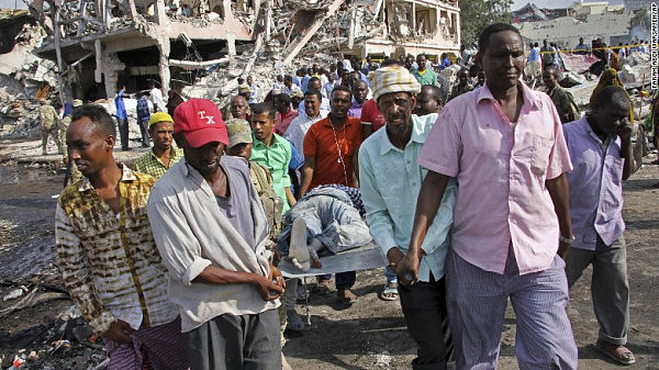 索马里汽车炸弹袭击已致230人死，爆炸前部队正在街上追弹药车（组图） - 8