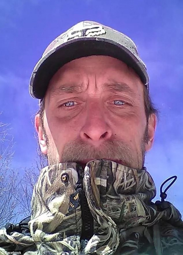 动物凶猛！加拿大男子去打猎，反被受伤的驼鹿踢中脑壳，呼叫直升机营救 - 2