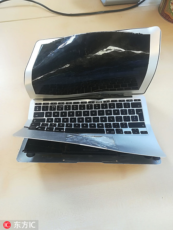 英国男子手提包卷入自动扶梯 笔记本电脑受损卷成“纸”（组图） - 3