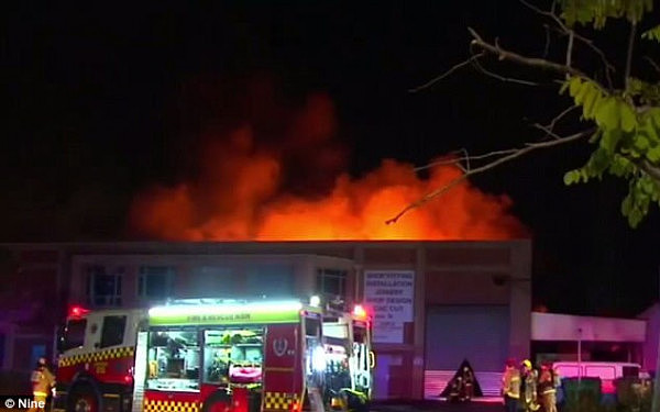 悉尼内西区一工厂突发火灾 50名消防员2小时才灭火！ - 1