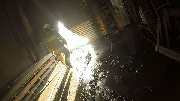 悉尼内西区一工厂突发火灾 50名消防员2小时才灭火！ - 5