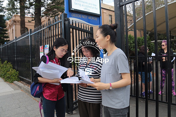 悉尼数十父母举牌抗议，抵制公寓项目“入侵”校园！多为华裔，政要到场(组图) - 14
