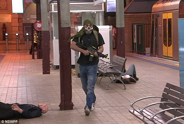 悉尼中央车站模拟反恐演习 网友嘲讽：“别成了全球笑柄”（视频） - 1