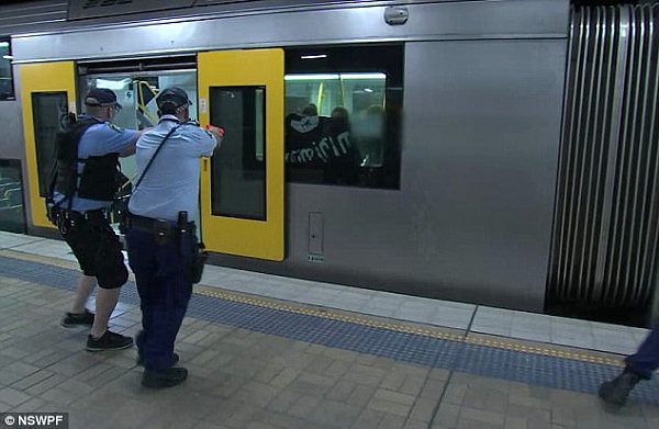 悉尼中央车站模拟反恐演习 网友嘲讽：“别成了全球笑柄”（视频） - 2