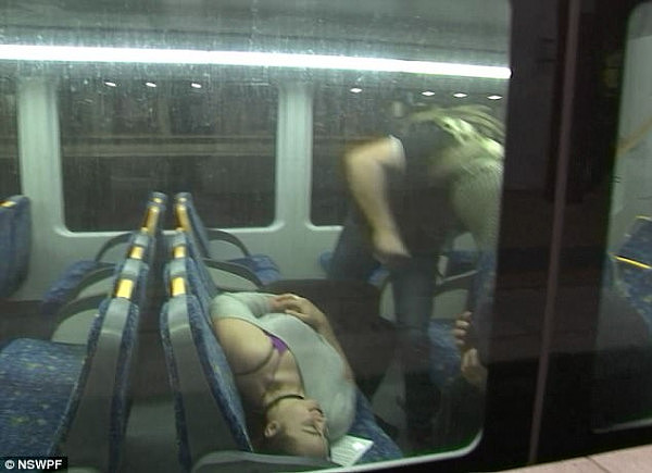 悉尼中央车站模拟反恐演习 网友嘲讽：“别成了全球笑柄”（视频） - 4