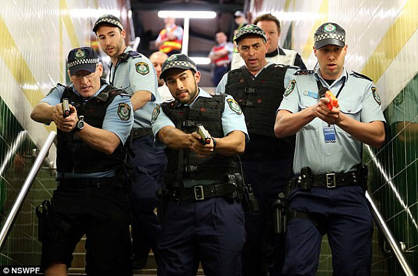 悉尼中央车站模拟反恐演习 网友嘲讽：“别成了全球笑柄”（视频） - 5