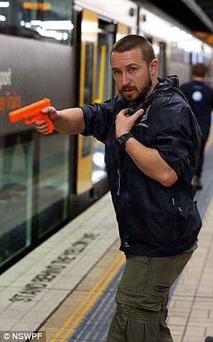 悉尼中央车站模拟反恐演习 网友嘲讽：“别成了全球笑柄”（视频） - 8