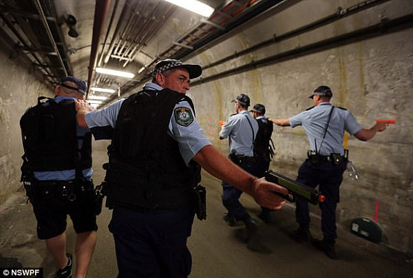 悉尼中央车站模拟反恐演习 网友嘲讽：“别成了全球笑柄”（视频） - 9