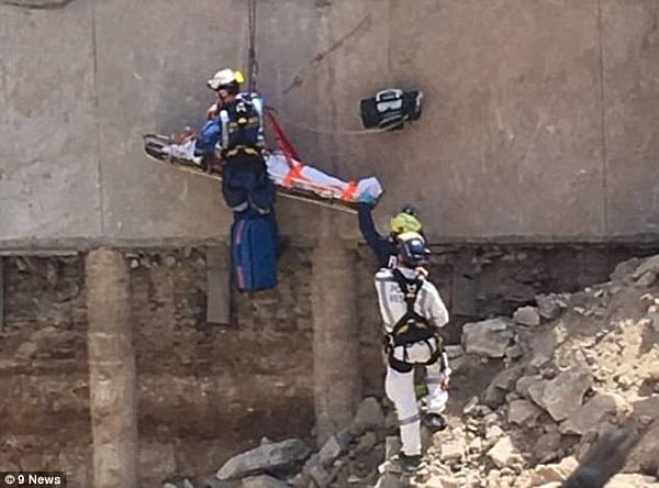 悉尼男子被困地下15米深坑长达两小时！救出后被火速送医 - 2