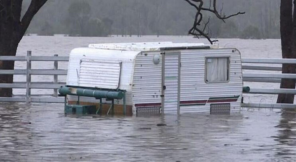 狂风暴雨侵袭澳洲东海岸 悉尼将迎数月来最强降雨 昆州多地出现洪水 - 2