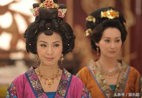 成龙的偶像与初恋，被抛弃后终身未嫁，如今61岁比刘晓庆还美！