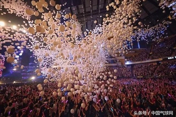 周杰伦台北演唱会万只气球雨，这才是真正的告白气球！