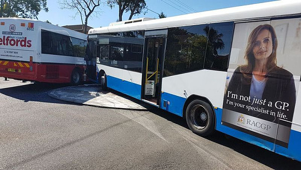 突发：悉尼内西区两辆校车拦腰相撞 至少2名儿童受伤（图） - 3