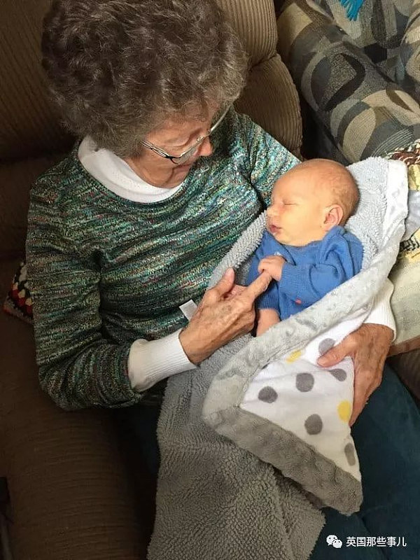 当爷爷奶奶外婆外公第一次抱起宝贝孙子…这场面，有笑有泪，满满的都是爱啊~ - 7