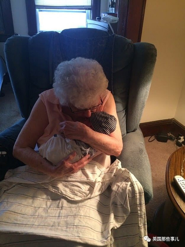 当爷爷奶奶外婆外公第一次抱起宝贝孙子…这场面，有笑有泪，满满的都是爱啊~ - 11